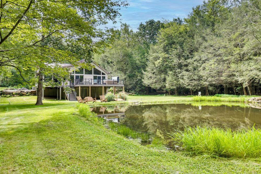 Pennsylvania Cabin Hideaway Hot Tub and Deck!